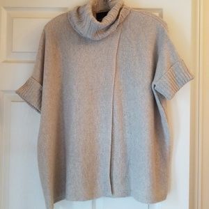Like new!! Split front sweater, cute design!